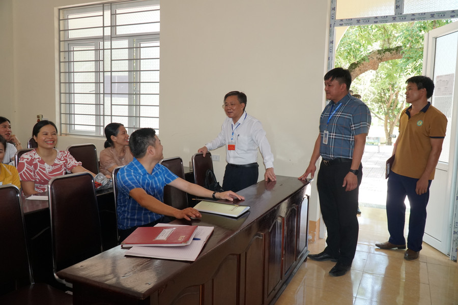 Cán bộ đoàn kiểm tra động viên cán bộ coi thi và lưu ý tuân thủ quy chế nhưng đảm bảo tâm lý thoải mái cho thí sinh làm bài. Ảnh: Hồ Lài. Cán bộ đoàn kiểm tra động viên cán bộ coi thi và lưu ý tuân thủ quy chế nhưng đảm bảo tâm lý thoải mái cho thí sinh làm bài. Ảnh: Hồ Lài.