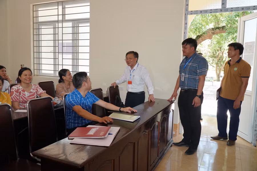 Cán bộ đoàn kiểm tra động viên cán bộ coi thi và lưu ý tuân thủ quy chế nhưng đảm bảo tâm lý thoải mái cho thí sinh làm bài. Ảnh: Hồ Lài.