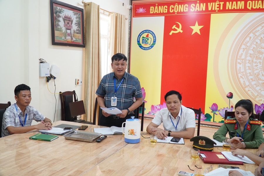 Hiệu trưởng Trường THPT Nghi Lộc 4 báo cáo với đoàn kiểm tra công tác chuẩn bị kỳ thi. Ảnh: Hồ Lài. Hiệu trưởng Trường THPT Nghi Lộc 4 báo cáo với đoàn kiểm tra công tác chuẩn bị kỳ thi. Ảnh: Hồ Lài.