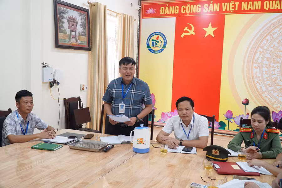 Hiệu trưởng Trường THPT Nghi Lộc 4 báo cáo với đoàn kiểm tra công tác chuẩn bị kỳ thi. Ảnh: Hồ Lài.
