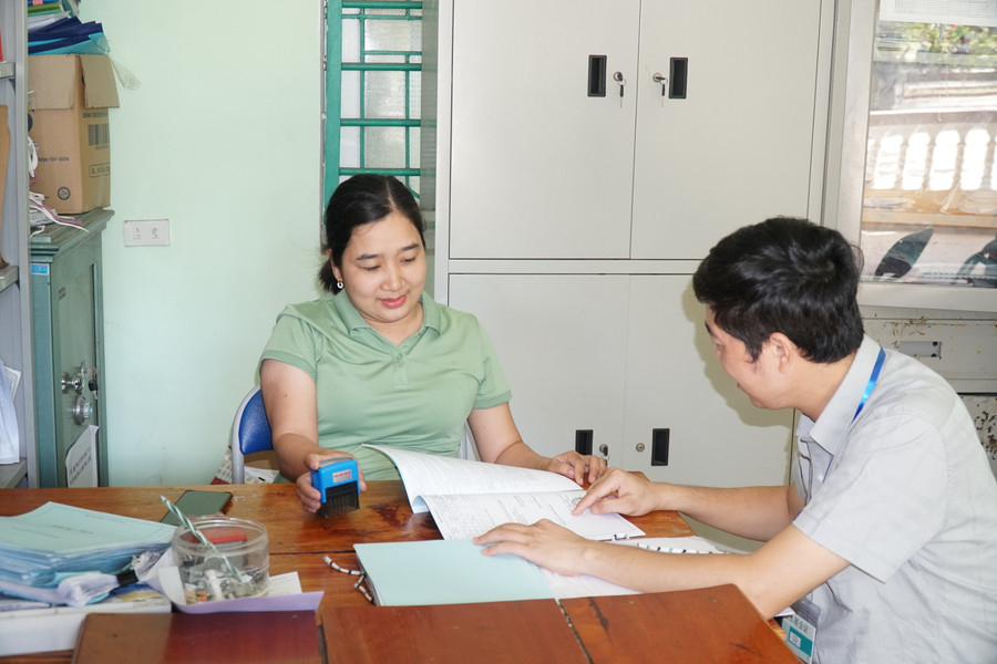 Kiểm tra văn phòng phẩm chuẩn bị cho kỳ thi. Ảnh: Hồ Lài. Kiểm tra văn phòng phẩm chuẩn bị cho kỳ thi. Ảnh: Hồ Lài.