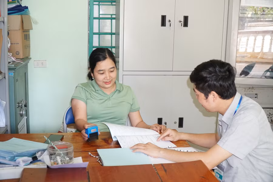 Kiểm tra văn phòng phẩm chuẩn bị cho kỳ thi. Ảnh: Hồ Lài.