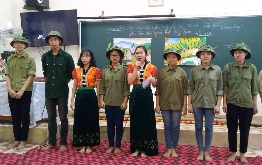 Học sinh thuyết trình về hình ảnh người lính trong bài thơ Tây tiến của nhà thơ Quang Dũng.