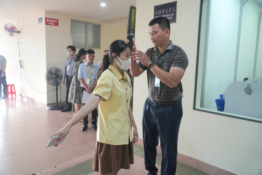 Thí sinh được kiểm tra bằng máy quét an ninh trước khi vào phòng thi. Ảnh: Minh Nhật Thí sinh được kiểm tra bằng máy quét an ninh trước khi vào phòng thi. Ảnh: Minh Nhật