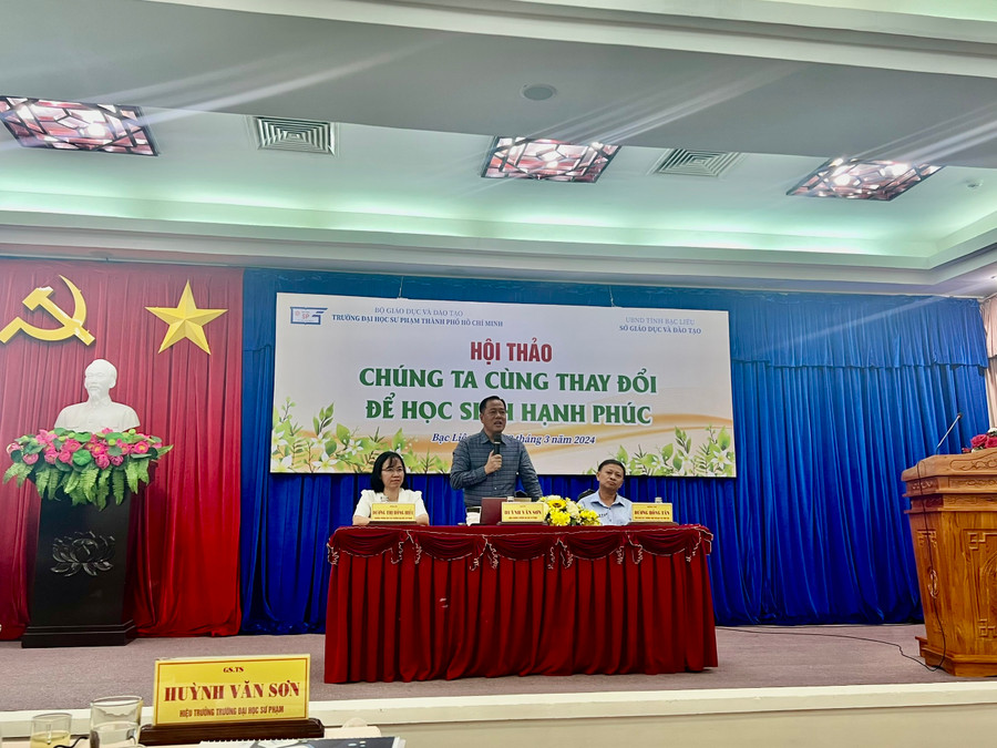 GS.TS Huỳnh Văn Sơn, Hiệu trưởng Trường Đại học Sư phạm TPHCM phát biểu tại hội thảo. Ảnh: NTCC