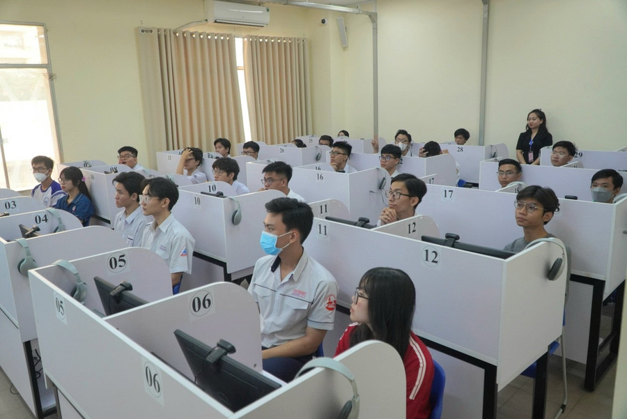 Thí sinh dự thi đánh giá năng lực chuyên biệt môn Toán tại Trường Đại học Sư phạm TPHCM, sáng 29/3. Ảnh: Minh Nhật Thí sinh dự thi đánh giá năng lực chuyên biệt môn Toán tại Trường Đại học Sư phạm TPHCM, sáng 29/3. Ảnh: Minh Nhật