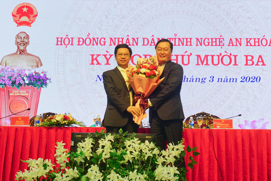 Ông Nguyễn Xuân Sơn - Chủ tịch HĐND Nghệ An (bên trái) chúc mừng tân Chủ tịch UBND tỉnh
