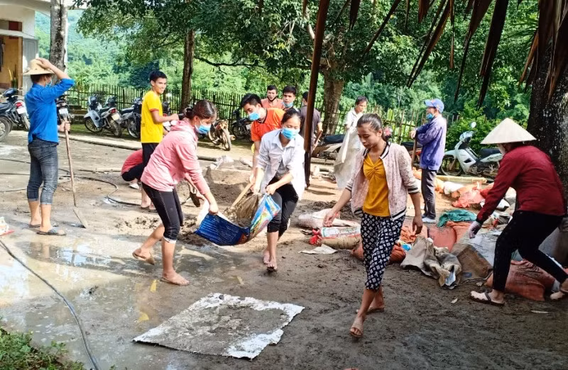 Bà con dân bản góp sức xây dựng nhà bếp và khu vệ sinh.