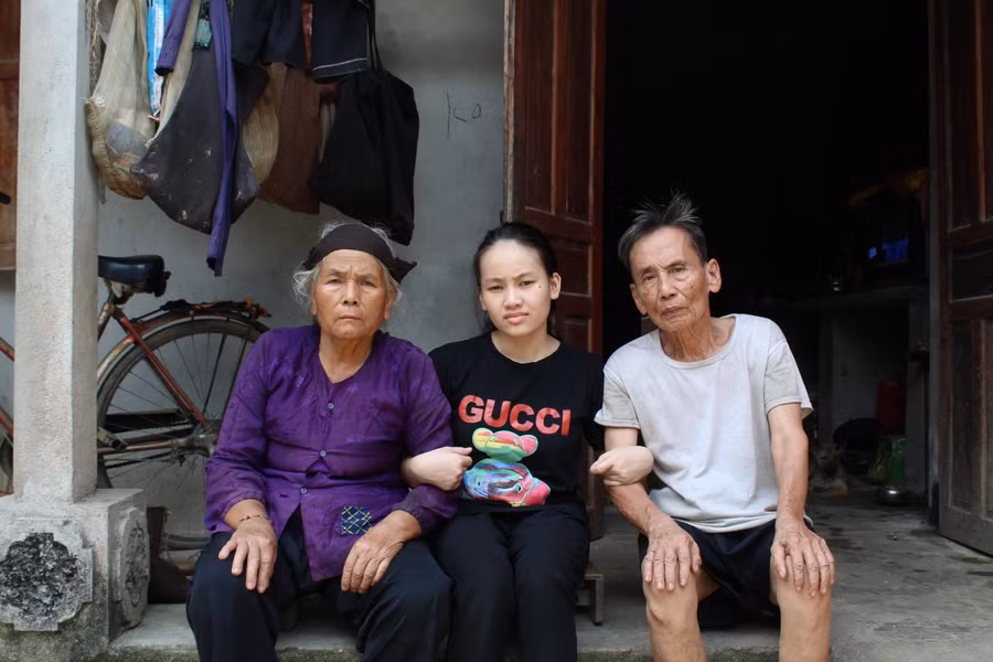 Ông bà nội Phương tuổi đã cao, sức khỏe mỗi ngày một yếu.