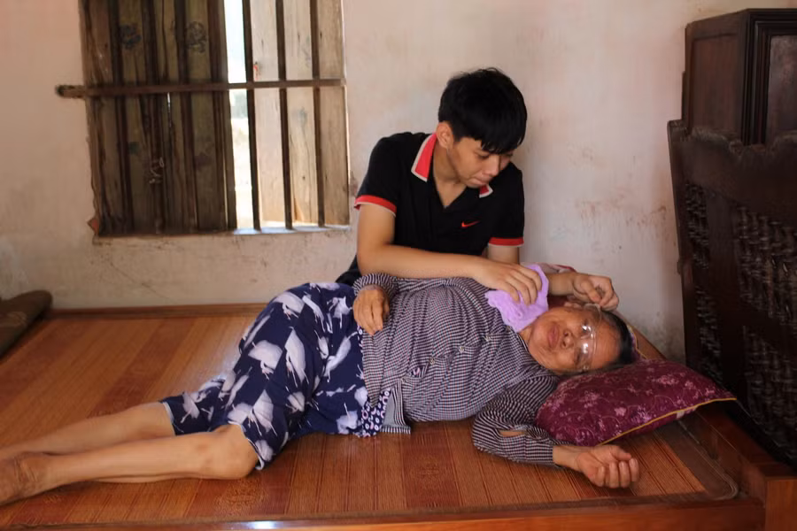 Bà nội Tuấn bệnh tật nhiều năm, phải thuốc men thường xuyên.