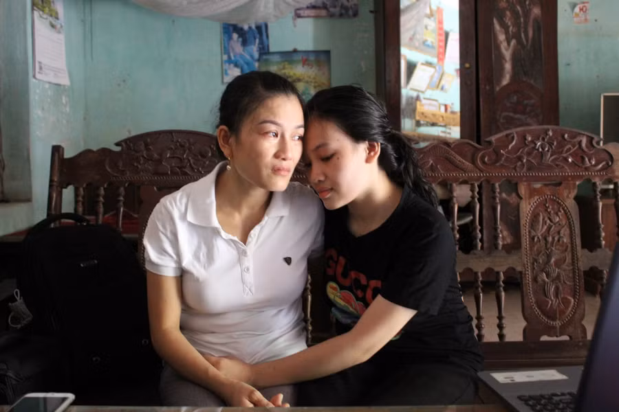 Từ ngày bố bị bệnh, mẹ trở thành trụ cột của gia đình. Phương càng thương mẹ nhiều hơn.