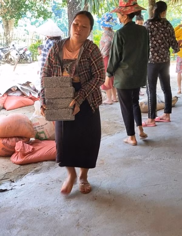 Phụ huynh nghỉ việc đồng áng, nương rẫy đi giúp sức cho nhà trường.