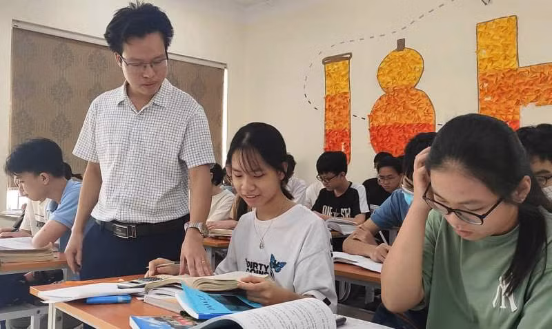 Thầy giáo Lê Văn Đạt đang ân cần hướng dẫn cho học sinh của mình.