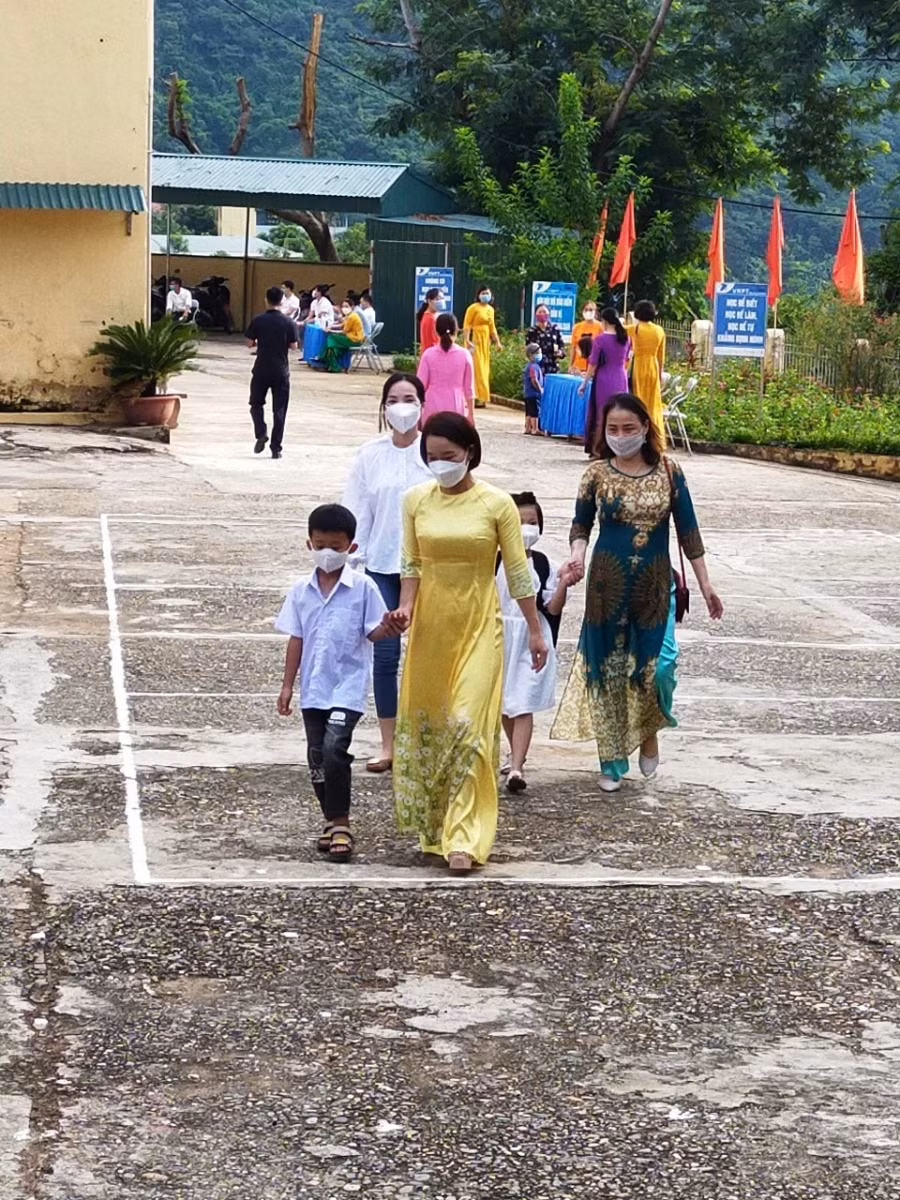 Giáo viên Trường Tiểu học và THCS thị trấn Mường Lát đón học sinh lớp 1 tựu trường ngày 23/8.