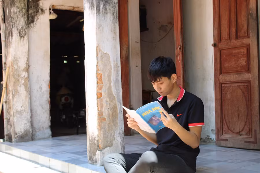 Gia cảnh khốn khó nhưng nam sinh Trần Văn Tuấn vẫn nỗ lực vươn lên trong học tập.