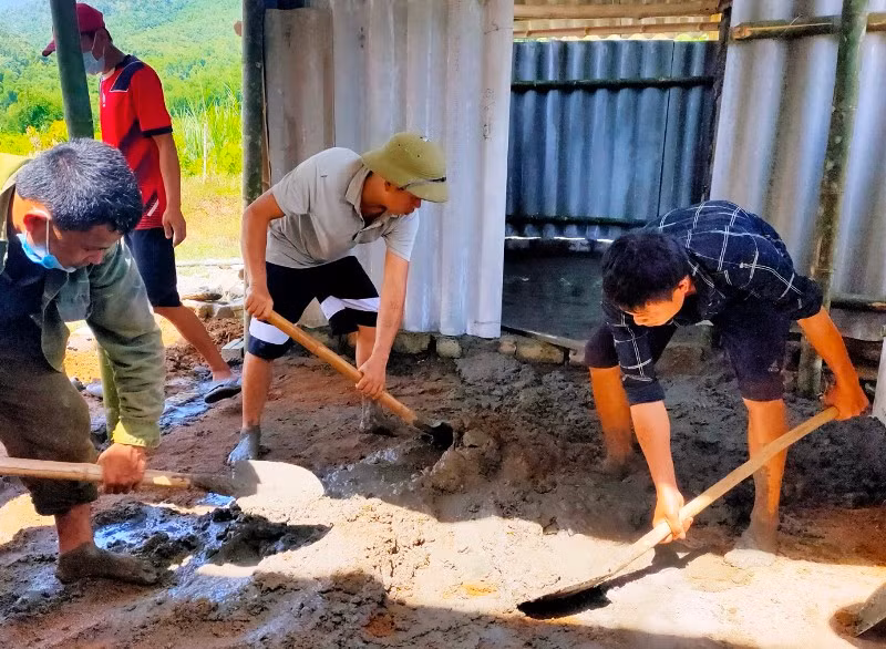 Do điều kiện kinh tế còn nhiều khó khăn, nên người dân cùng chung sức, để các cháu mầm non có nơi ăn bán trú trong năm học sắp tới.