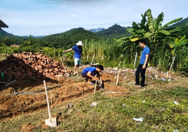 Lực lượng thanh niên địa phương cũng chung tay giúp sức.