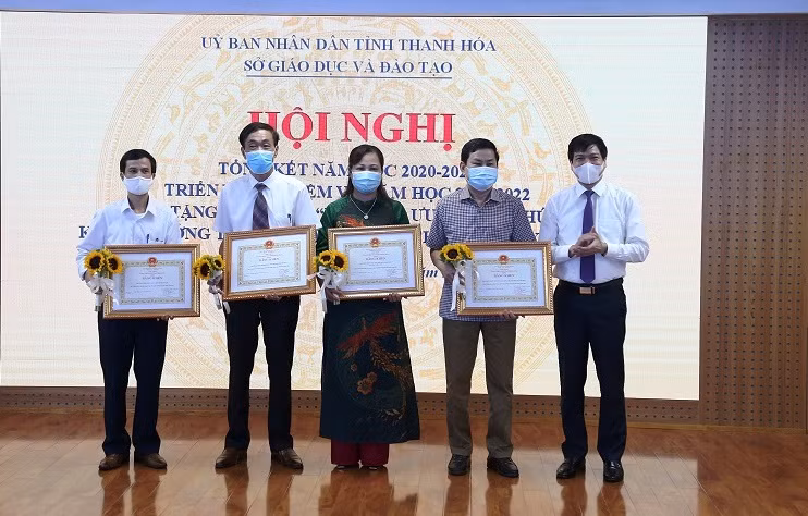 Ông Trần Văn Thức - Giám đốc Sở GD&amp;ĐT Thanh Hóa trao tặng Bằng khen của Chủ tịch UBND tỉnh cho 4 nhà trường có thành tích xuất sắc trong kỳ thi tốt nghiệp THPT năm 2021.