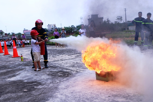 Cảnh sát PCCC&CNCH hướng dẫn học sinh chữa cháy.
