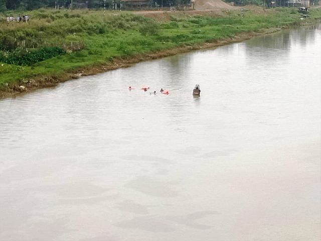 Lực lượng cứu nạn cứu hộ đang mò lặn thi thể người phụ nữ Lực lượng cứu nạn cứu hộ đang mò lặn thi thể người phụ nữ