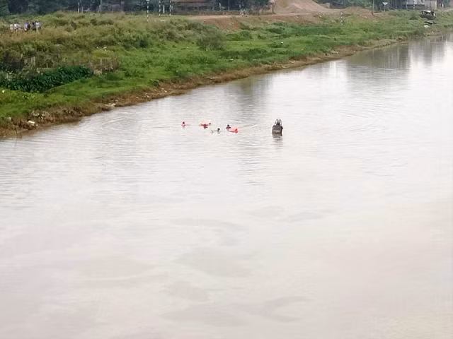 Lực lượng cứu nạn cứu hộ đang mò lặn thi thể người phụ nữ