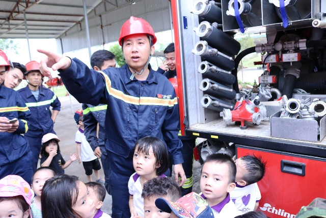 Chiến sỹ Cảnh sát PCCC&CNCH Thanh Hóa trong chương trình "Phòng vệ thông minh" cho học sinh.