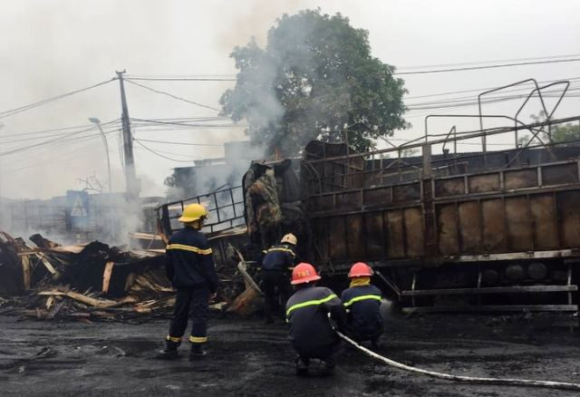 Ngọn lửa đã thiêu ruoj hoàn toàn chiếc xe tải sau vụ va chạm Ngọn lửa đã thiêu ruoj hoàn toàn chiếc xe tải sau vụ va chạm