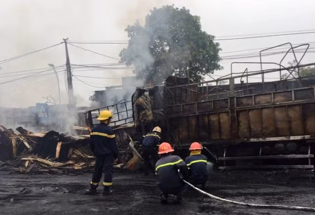 Ngọn lửa đã thiêu ruoj hoàn toàn chiếc xe tải sau vụ va chạm Ngọn lửa đã thiêu ruoj hoàn toàn chiếc xe tải sau vụ va chạm