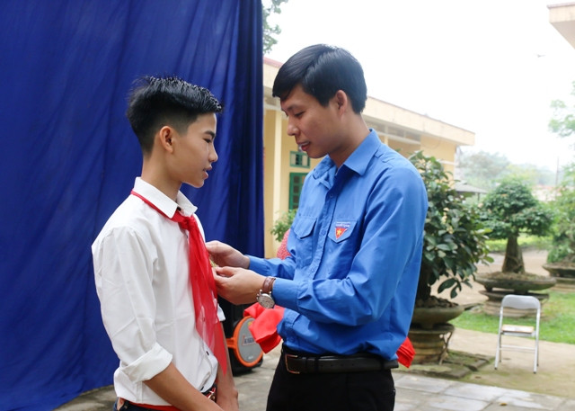 Em Vũ Văn Hùng được nhận huy hiệu "Tuổi trẻ dũng cảm" của Trung ương Đoàn TNCS Hồ Chí Minh. Em Vũ Văn Hùng được nhận huy hiệu "Tuổi trẻ dũng cảm" của Trung ương Đoàn TNCS Hồ Chí Minh.