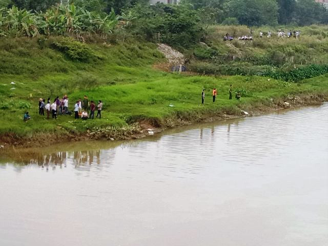 Cơ quan chức năng đã điều động nhiều cán bộ, chiến sĩ tới hiện trường để tìm kiếm thi thể người phụ nữ. Cơ quan chức năng đã điều động nhiều cán bộ, chiến sĩ tới hiện trường để tìm kiếm thi thể người phụ nữ.