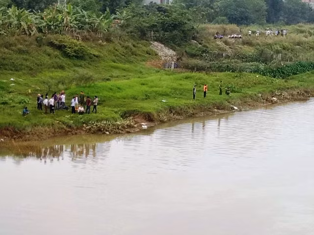 Cơ quan chức năng đã điều động nhiều cán bộ, chiến sĩ tới hiện trường để tìm kiếm thi thể người phụ nữ.