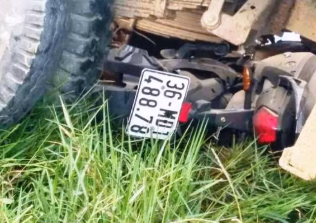 Chiếc xe máy điện bị bánh xe tải đè qua. Chiếc xe máy điện bị bánh xe tải đè qua.