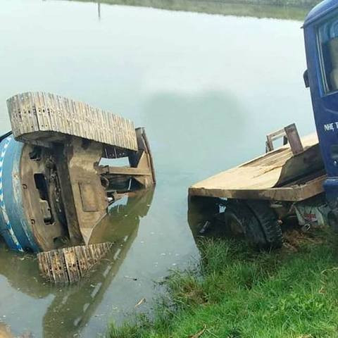 Cả xe tải lẫn máy xúc bánh xích tụt xuống ao Cả xe tải lẫn máy xúc bánh xích tụt xuống ao