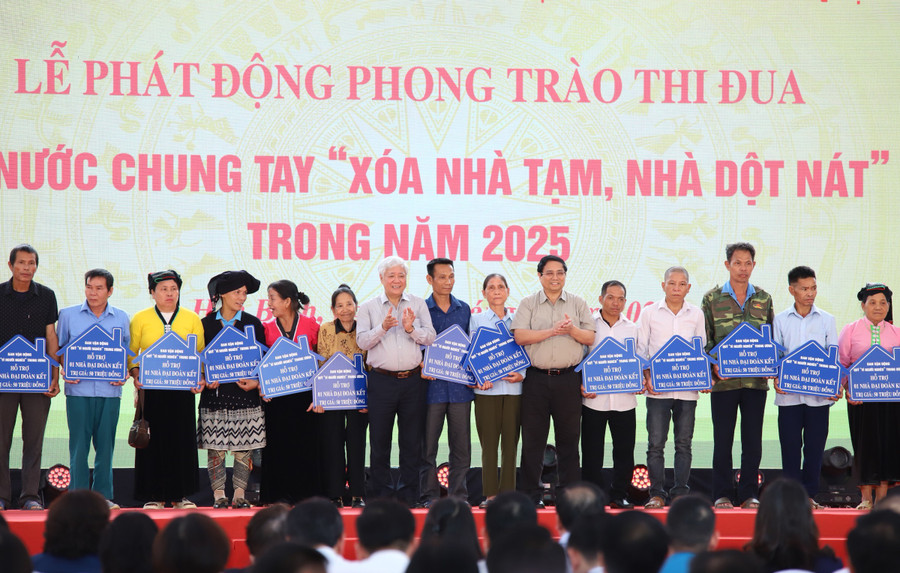 Thủ tướng Phạm Minh Chính và ông Đỗ Văn Chiến trao kinh phí hỗ trợ "xóa nhà tạm, nhà dột nát" cho các hộ dân ở huyện Đà Bắc. Thủ tướng Phạm Minh Chính và ông Đỗ Văn Chiến trao kinh phí hỗ trợ "xóa nhà tạm, nhà dột nát" cho các hộ dân ở huyện Đà Bắc.