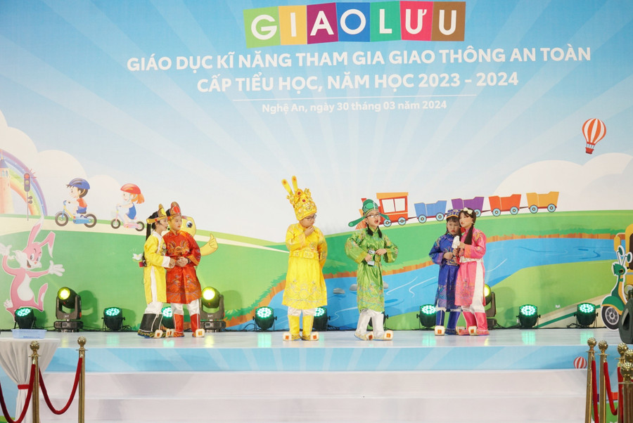 Phần giao lưu năng khiếu đến từ các đội thi với nhiều tiết mục sáng tạo và đa dạng hình thức. Ảnh: Hồ Lài Phần giao lưu năng khiếu đến từ các đội thi với nhiều tiết mục sáng tạo và đa dạng hình thức. Ảnh: Hồ Lài