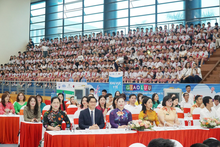 Các đại biểu dự Chương trình giao lưu kỹ năng tham gia giao thông an toàn cấp tiểu học toàn quốc năm học 2023 – 2024. Ảnh: Hồ Lài Các đại biểu dự Chương trình giao lưu kỹ năng tham gia giao thông an toàn cấp tiểu học toàn quốc năm học 2023 – 2024. Ảnh: Hồ Lài