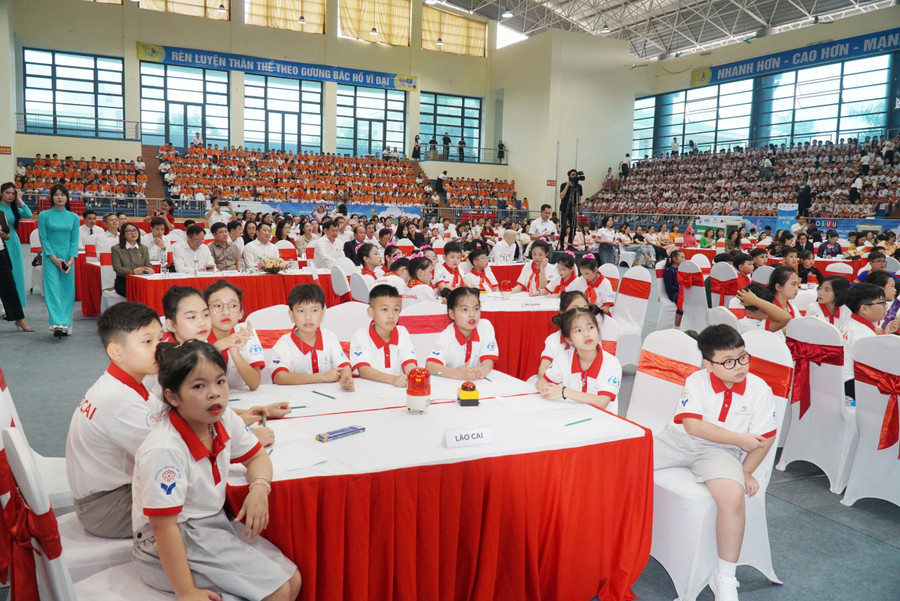 Chương trình giao lưu kỹ năng tham gia giao thông an toàn gồm 9 đội thi đến từ 9 tỉnh thành trên cả nước. Ảnh: Hồ Lài Chương trình giao lưu kỹ năng tham gia giao thông an toàn gồm 9 đội thi đến từ 9 tỉnh thành trên cả nước. Ảnh: Hồ Lài