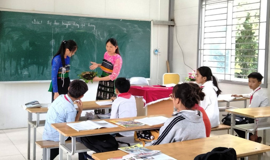 Cô giáo Lò Thị Chiêm và học trò của mình trên lớp. Ảnh: Nhà trường cung cấp. Cô giáo Lò Thị Chiêm và học trò của mình trên lớp. Ảnh: Nhà trường cung cấp.