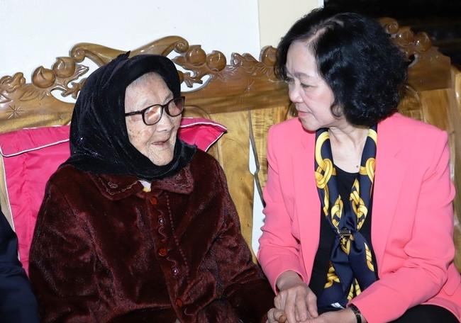 Trưởng ban Tổ chức Trung ương Trương Thị Mai đến thăm mẹ Việt Nam anh hùng Nguyễn Thị Lừng ở xã Quảng Hợp, huyện Quảng Xương (Thanh Hóa) năm nay tròn 100 tuổi. Ảnh: Minh Hiếu.