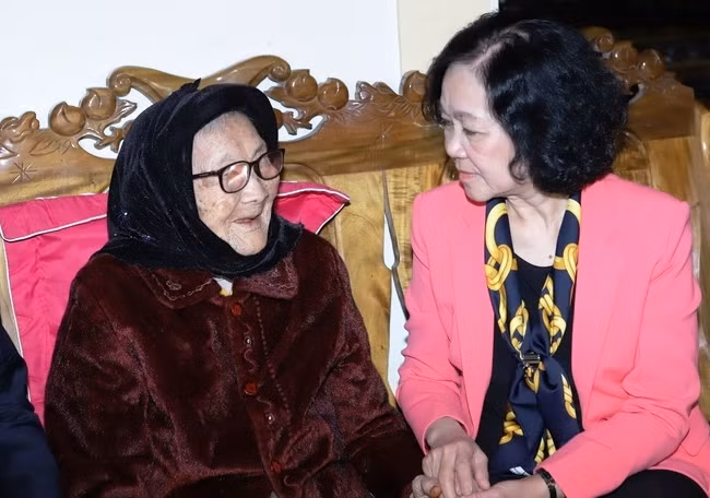 Trưởng ban Tổ chức Trung ương Trương Thị Mai đến thăm mẹ Việt Nam anh hùng Nguyễn Thị Lừng ở xã Quảng Hợp, huyện Quảng Xương (Thanh Hóa) năm nay tròn 100 tuổi. Ảnh: Minh Hiếu.