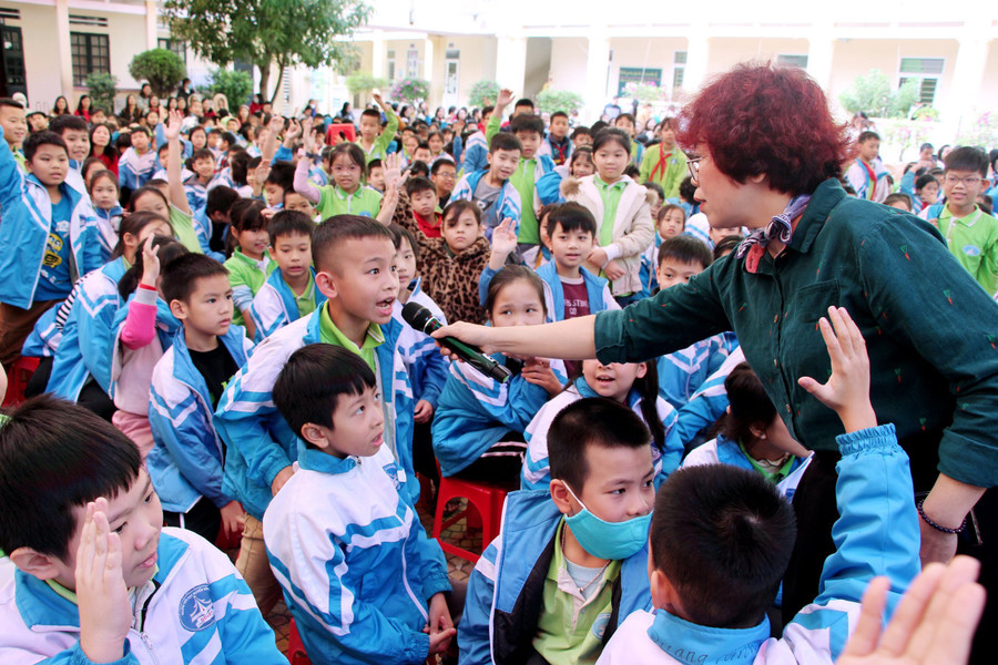 Học sinh Trường Tiểu học Nguyễn Văn Trỗi hào hứng tham gia trả lời các câu hỏi của chuyên gia trong buổi ngoại khóa. Học sinh Trường Tiểu học Nguyễn Văn Trỗi hào hứng tham gia trả lời các câu hỏi của chuyên gia trong buổi ngoại khóa.