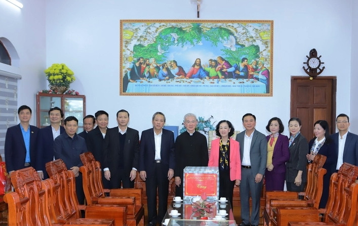 Trưởng ban Tổ chức Trung ương đến thăm, chúc tết bà con giáo dân Giáo xứ Phúc Lãng, xã Quảng Trường, huyện Quảng Xương (Thanh Hóa). Ảnh: Minh Hiếu.