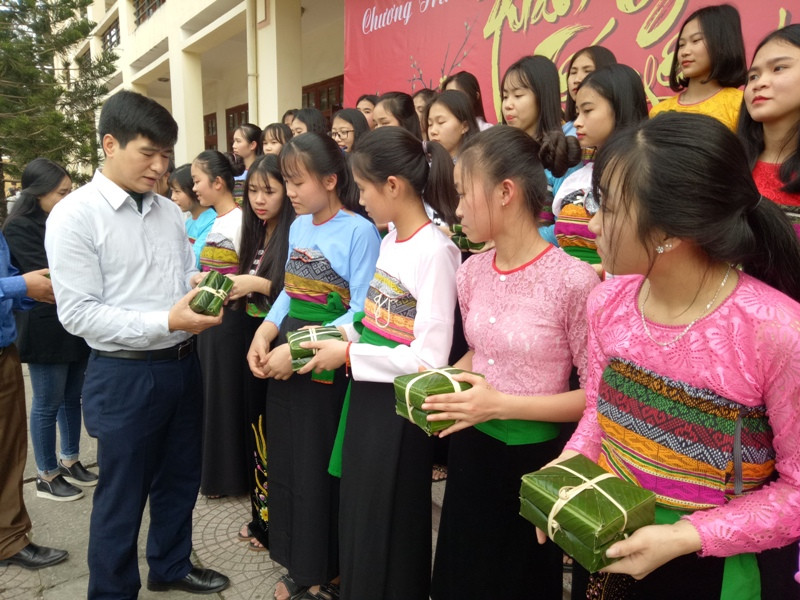 Sau khi các lớp gói bánh xong, thầy hiệu trưởng kiểm tra cách gói từng chiếc bánh để chấm điểm, nhận xét. Sau khi các lớp gói bánh xong, thầy hiệu trưởng kiểm tra cách gói từng chiếc bánh để chấm điểm, nhận xét.