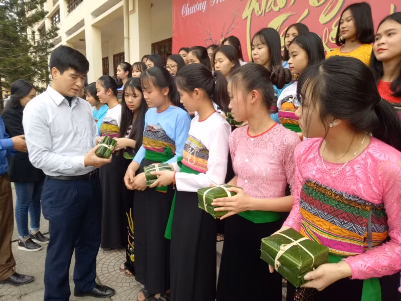 Sau khi các lớp gói bánh xong, thầy hiệu trưởng kiểm tra cách gói từng chiếc bánh để chấm điểm, nhận xét.