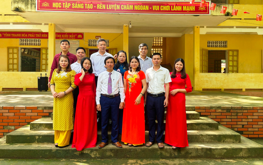 Cô giáo Chiêm (ngoài cùng bên phải) và tập thể cán bộ, giáo viên Trường TH&THCS Trung Xuân. Ảnh: Nhà trường cung cấp. Cô giáo Chiêm (ngoài cùng bên phải) và tập thể cán bộ, giáo viên Trường TH&THCS Trung Xuân. Ảnh: Nhà trường cung cấp.