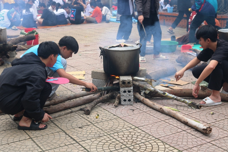 Sau khi gói bánh, các em tự kê nồi nấu bánh chưng trong khuôn viên nhà trường. Sau khi gói bánh, các em tự kê nồi nấu bánh chưng trong khuôn viên nhà trường.