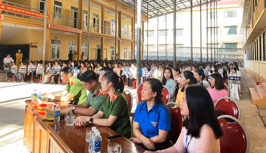 Đại diện Huyện đoàn, Công an huyện Quan Sơn phối hợp với Trường THPT Quan Sơn tuyên truyền, phổ biến pháp luật cho học sinh. Đại diện Huyện đoàn, Công an huyện Quan Sơn phối hợp với Trường THPT Quan Sơn tuyên truyền, phổ biến pháp luật cho học sinh.