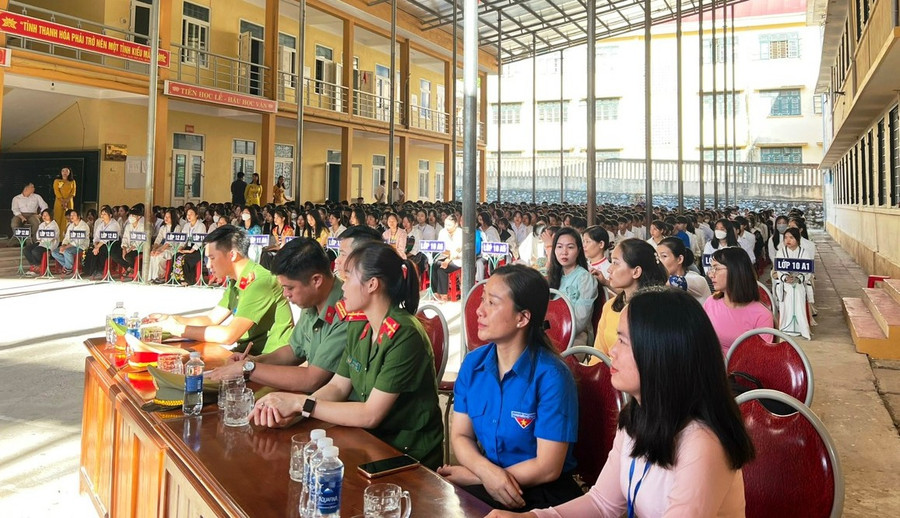 Đại diện Huyện đoàn, Công an huyện Quan Sơn phối hợp với Trường THPT Quan Sơn tuyên truyền, phổ biến pháp luật cho học sinh. Đại diện Huyện đoàn, Công an huyện Quan Sơn phối hợp với Trường THPT Quan Sơn tuyên truyền, phổ biến pháp luật cho học sinh.