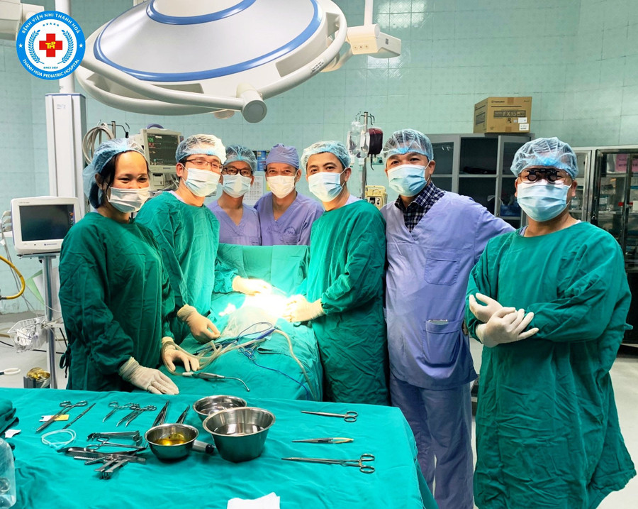 Ê kíp y, bác sĩ phẫu thuật cho bệnh nhi. Ảnh: Bệnh viện Nhi Thanh Hóa cung cấp.