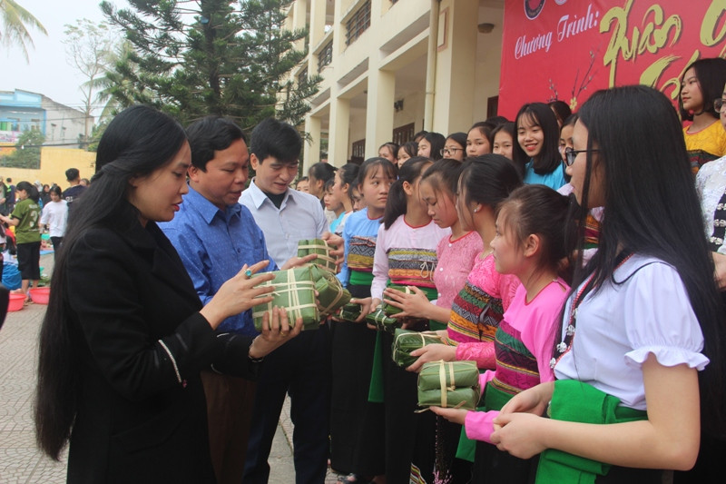 Trường THPT Dân tộc Nội trú tỉnh Thanh Hóa tổ chức cho học sinh gói bánh chưng Tết. Trường THPT Dân tộc Nội trú tỉnh Thanh Hóa tổ chức cho học sinh gói bánh chưng Tết.